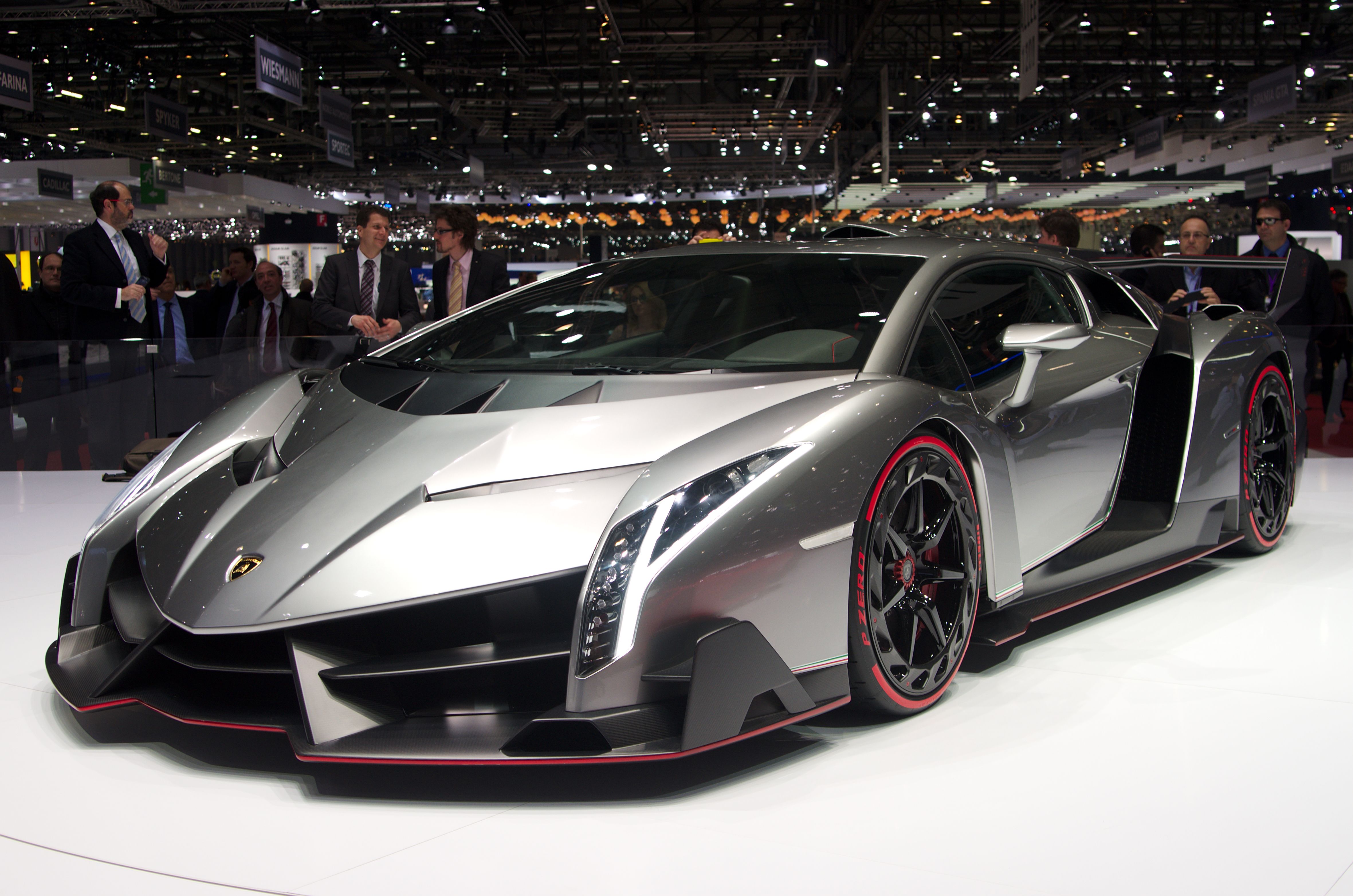 Geneva_MotorShow_2013_-_Lamborghini_Veneno_1.jpg